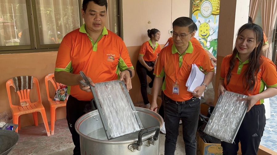 กิจกรรมการจัดทำไม้กวาดจากขวดพลาสติก สัปดาห์ที่ 2 การยืดเส้นพลาสติก